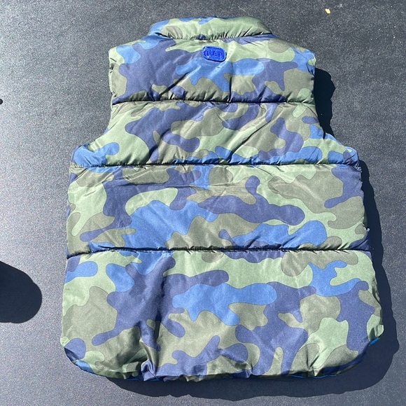 Gap Boys Camo Puffer Vest 5 Yr - Picture 2 of 3
